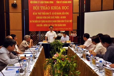 Giáo sư, tiến sỹ Phùng Hữu Phú, Phó Chủ tịch Thường trực Hội đồng phát biểu tại buổi hội thảo.