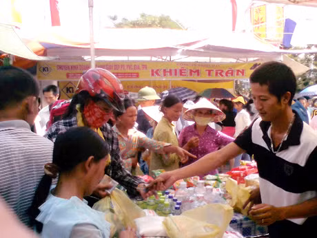 Phiên chợ thu hút hàng vạn lượt người tham gia ngay trong ngày khai mạc