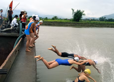 Các giải bơi do địa phương tổ chức luôn là sân chơi thu hút đông đảo người dân ở mọi lứa tuổi tham gia thi đấu. Ảnh: Xuất phát nội dung thi đấu 2km nữ Giải bơi vượt sông huyện Đông Triều.