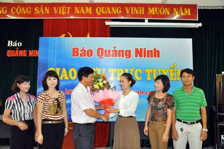 Đồng chí Hoàng Chí Dũng, Phó Tổng Biên tập Báo Quảng Ninh tặng hoa chúc mừng Lương Ngọc Diệp.