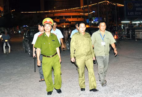 Công an phường Trần Phú (TP Móng Cái) phối hợp với lực lượng an ninh cơ sở tuần tra kiểm soát trên địa bàn.