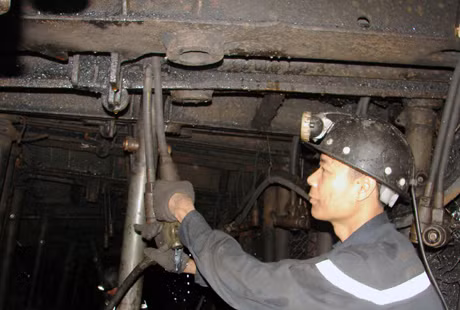 Củng cố lại cột chống thuỷ lực đơn trong lò chợ Xí nghiệp Than Tân Lập. Ảnh: Nguyễn Đức Tuyết (Trưởng Phòng HC, XN Than Tân Lập)