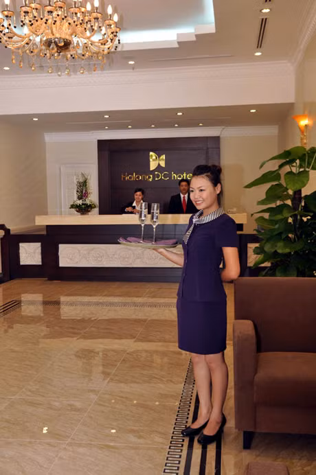 Đội ngũ lễ tân được tuyển chọn kỹ với mục đích làm hài lòng du khách.