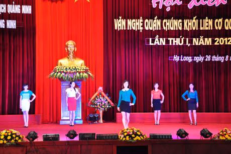 -	Hội diễn có nhiều nội dung phong phú như múa (0570), hát (0779), trình diễn thời trang (0845) và khiêu vũ (0294). 