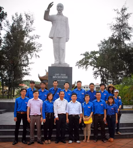 Đoàn viên thanh niên dâng hương và chụp ảnh lưu niệm tại tượng đài Bác trên đảo Cô Tô.