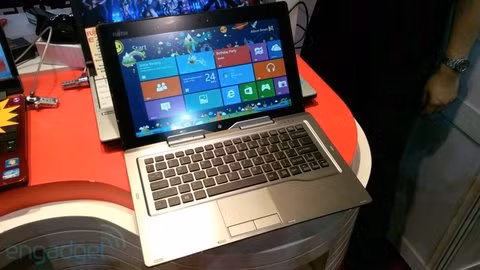 Tablet Windows 8 của Fujitsu sử dụng màn hình 11,6 inch đi kèm với dock bàn phím. Ảnh: Engadget.