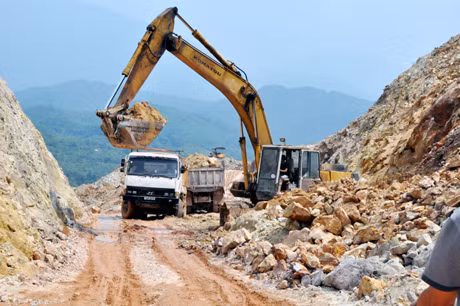 Thi công đường 340 lên cửa khẩu Bắc Phong Sinh (Hải Hà). Ảnh: Thái Cảnh
