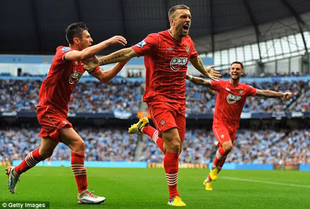 Lambert ghi bàn gỡ hòa 1-1 cho đội khách