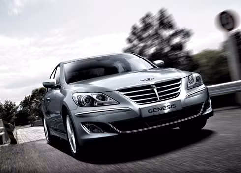 Hyundai Genesis 2013 với thay đổi lớn nằm dưới nắp ca-pô.