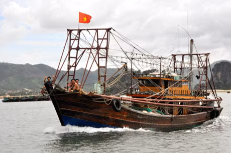 Tàu khai thác xa bờ của ngư dân Vân Đồn ra khơi.