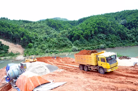 Mặc dù vậy, đơn vị vẫn rất nỗ lực đẩy nhanh tiến độ các phần việc như hoàn thiện cốt thép để đổ bê tông mố M6, san gạt làm bãi đúc dầm.