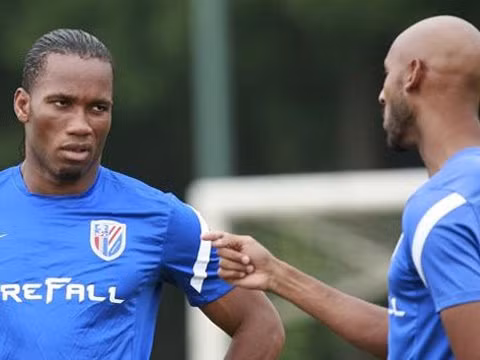 Drogba (trái) và Anelka đang nhận mức lương khủng lên đến hàng trăm nghìn USD mỗi tuần tại Thân Hoa.