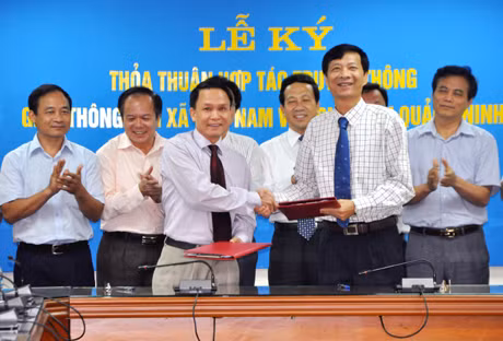 Đồng chí Nguyễn Văn Đọc, Phó Bí thư Tỉnh ủy, Chủ tịch UBND tỉnh và đồng chí Nguyễn Đức Lợi, Tổng Giám đốc TTX Việt Nam ký thỏa thuận truyền thông.