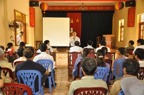 Phó Chủ tịch UBND tỉnh Đặng Huy Hậu trao đổi với bà con nông dân đang dự lớp tập huấn sử dụng phân bón an toàn.