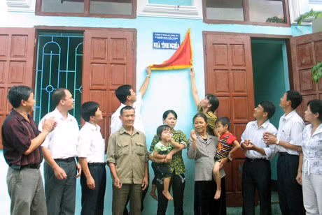 Công ty Than Hạ Long khánh thành và bàn giao nhà cho hộ công nhân có hoàn cảnh đặc biệt khó khăn. Ảnh: Quang Minh