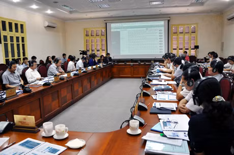 Các đại biểu nghe đơn vị tư vấn trình bày về đề cương quy hoạch phát triển KTXH của tinh