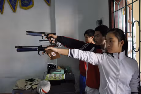 Các VĐV của Quảng Ninh đang hy vọng sẽ đoạt thành tích cao tại giải trẻ lần này. Ảnh VĐV bắn súng đang tập luyện tại Trung tâm Huấn luyện - Thi đấu TDTT tỉnh