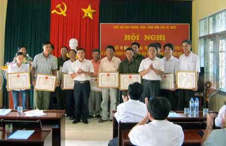 UBND huyện Cô Tô khen thưởng các tập thể, cá nhân có thành tích xuất sắc trong thực hiện NQLT số 01 và QĐ 521 trên địa bàn.