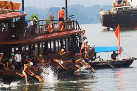 Xuất phát nội dung thi đấu nam chính 2km tại Hội bơi vượt sông truyền thống Bạch Đằng lần thứ 39 tại sông Cửa Lục (TP Hạ Long). Ảnh Khánh Giang