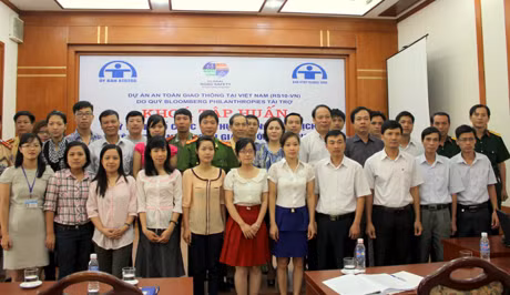 Các học viên tham gia lớp tập huấn chụp ảnh lưu niệm cùng Ban chỉ đạo khóa tập huấn và các giảng viên.