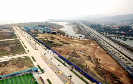 Hệ thống hạ tầng kỹ thuật của TP Hạ Long đang được đầu tư hoàn thiện. (Trong ảnh: Tuyến đường khu đô thị Hùng Thắng. Ảnh: Khánh Giang