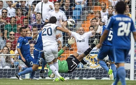 Higuain mở tỷ số sau 3 cú sút liên tiếp