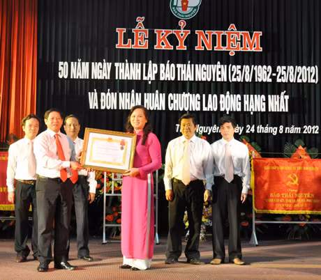 Đồng chí Phạm Xuân Đương, Bí thư Tỉnh ủy Thái Nguyên trao Huân chương Lao động hạng Nhất cho Báo Thái Nguyên.
