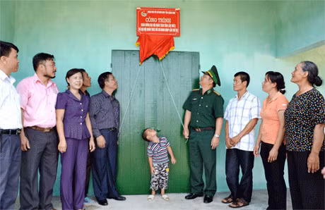 Khánh thành nhà Đại đoàn kết cho hộ dân đầu tiên của đảo Trần. Nguồn ảnh: bienphong.com.vn