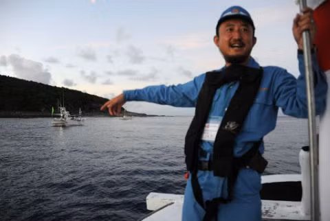 Nghị sĩ Tokyo Eiji Kosaka trên con tàu chở các nhà hoạt động và nghị sĩ Nhật Bản đến Senkaku/Điếu Ngư. Ảnh: AFP