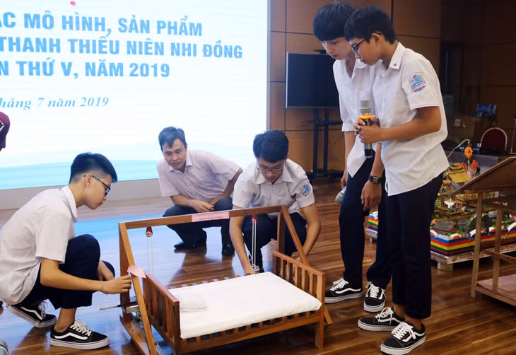 Nhóm tác giả mô hình “giường bệnh cải tiến” giới thiệu mô hình tại Cuộc thi Sáng tạo thanh thiếu niên, nhi đồng tỉnh Quảng Ninh lần thứ V.