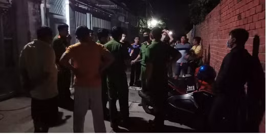  Cảnh sát khám nghiệm hiện trường.