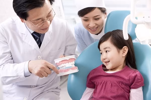 Dạy trẻ cách chải răng đúng cách để ngừa sâu răng.