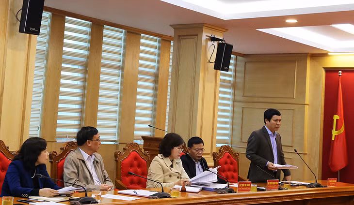 Lãnh đạo Thành ủy Cẩm Phả báo cáo tại buổi làm việc về tiến độ thực hiện nhiệm vụ năm 2020/
