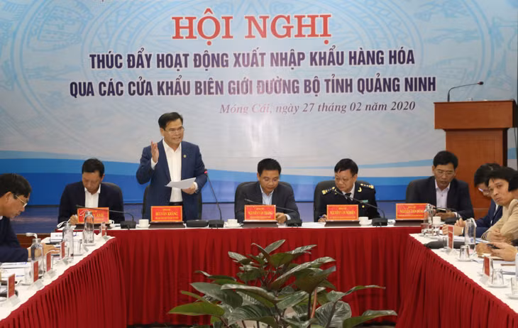 Đồng chí Bùi Văn Khắng, Phó Chủ tịch UBND tỉnh phát biểu tại hội nghị.