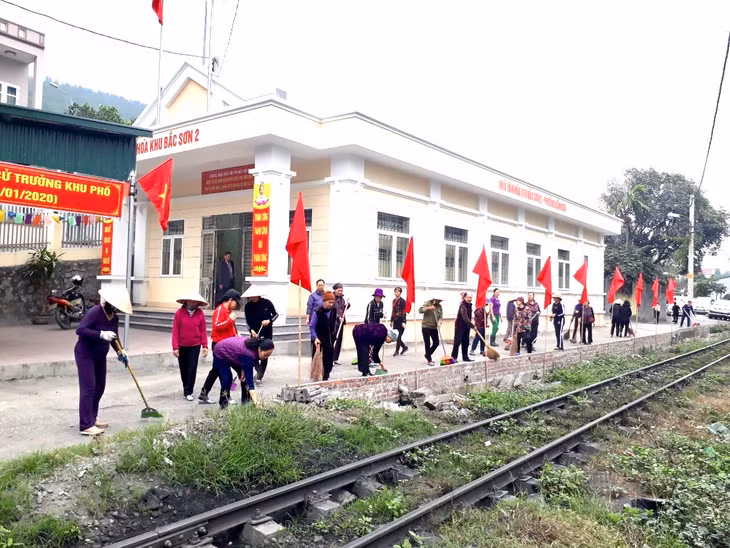 Hội Phụ nữ phường Cẩm Sơn, TP Cẩm Phả tham gia dọn vệ sinh môi trường.