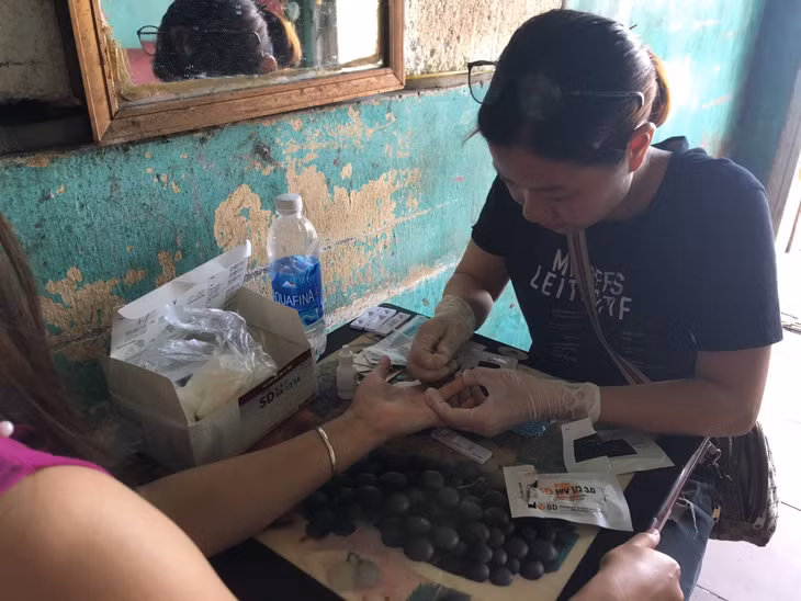 Thành viên Nhóm Hạ Long xanh test nhanh HIV cho những người co nguy cơ