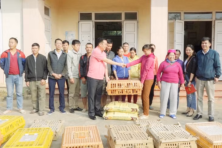 Hội Nông dân tỉnh tổ chức trao gà giống và thức ăn chăn nuôi thuộc Dự án Phát triển sản xuất chăn nuôi gà thương phẩm cho các hộ nghèo trên địa bàn huyện Ba Chẽ, tháng 11/2019.