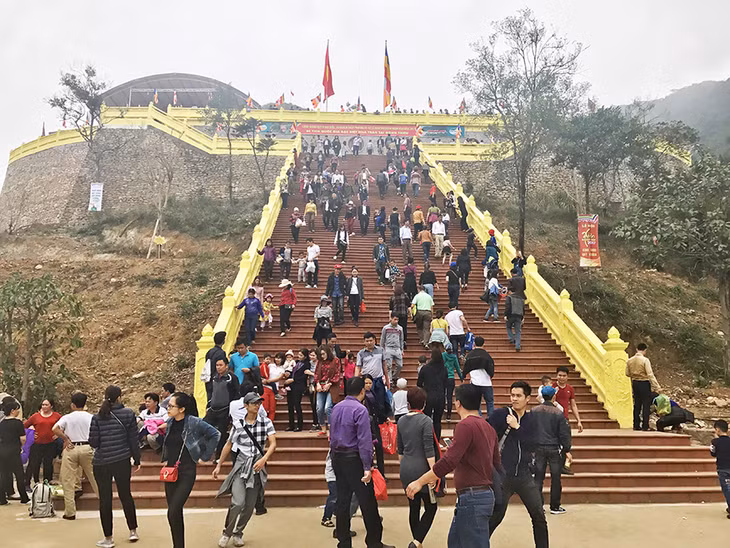 Du khách hành hương Ngọc Vân