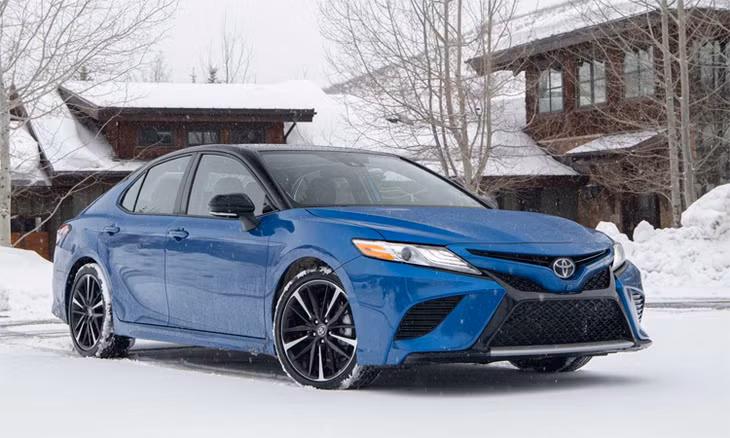 Camry 2020 dẫn động bốn bánh giúp tăng độ bám đường, hữu ích trên những bề mặt đường trơn trượt. Ảnh: Toyota