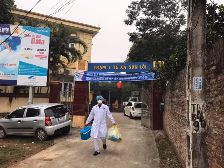 Cán bộ điều tra dịch tễ xuống tâm dịch Sơn Lôi lấy mẫu xét nghiệm. Ảnh: BSCC