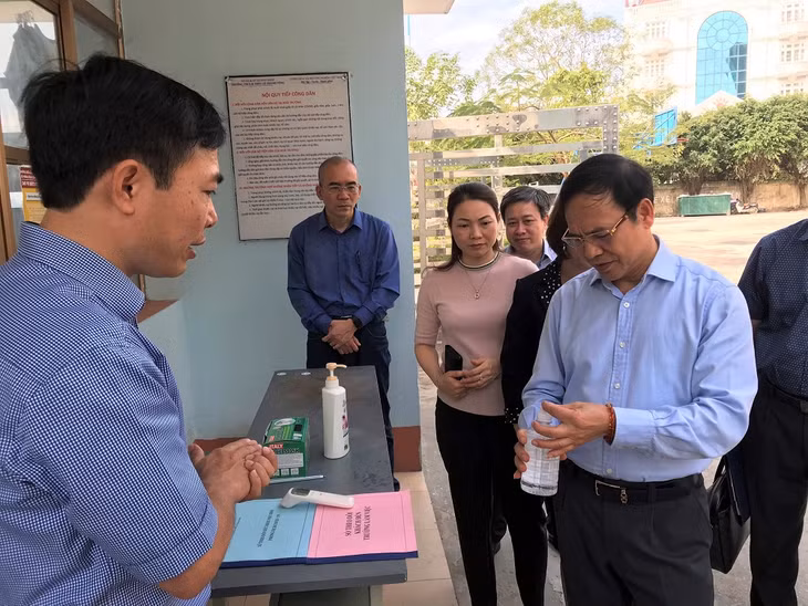 Đồng chí Đặng Huy Hậu kiểm tra trang thiết bị y tế tại trường Tiểu học, THCS, THPT Lê Thánh Tông (TP Hạ Long). 