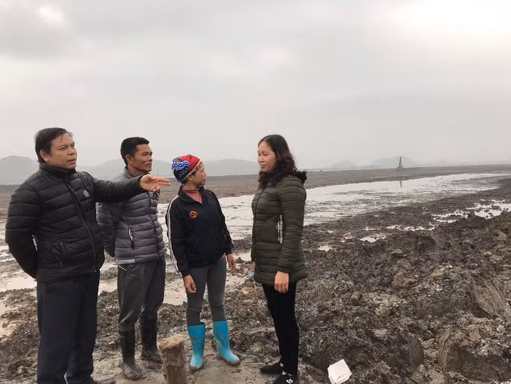 Cán bộ Hội nông dân xã đến thôn Trường Trùng, xã Hải Lạng để thăm mô hình nuôi tôm thẻ chân trắng của gia đình chị Trần Thị Hài, thôn Trường Trùng. 