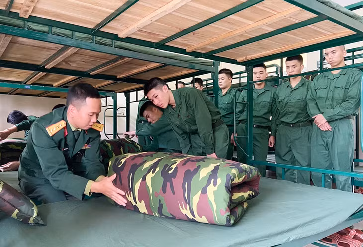 Các tân binh Tiểu đội 1, Trung đội 1 được cán bộ chỉ huy hướng dẫn các sắp xếp nội vụ. 