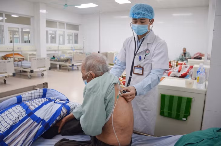 Bác sĩ Bệnh viện Đa khoa Hạ Long khám cho người bệnh.