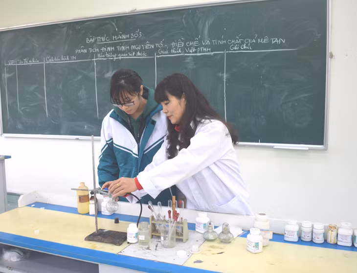 Cô giáo Vi Thị Bích Chi luôn tận tình chỉ bảo học sinh giúp các em trở thành những trò giỏi