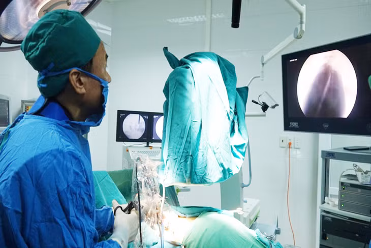 Tiến hành lấy khối thoát vị
