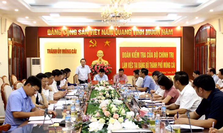 Đoàn công tác Bộ Chính trị làm việc với Thành ủy Móng Cái về xây dựng đội ngũ cán bộ các cấp, nhất là cấp chiến lược, đủ phẩm chất, năng lực, ngang tầm nhiệm vụ.