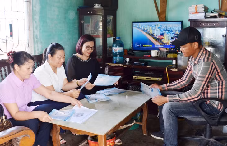 Lãnh đạo BHXH TP Móng Cái cùng cán bộ địa phương đến từng hộ gia đình tại thôn 4 xã Hải Xuân (TP Móng Cái) tuyên truyền vận động người dân tham gia BHXH tự nguyện.