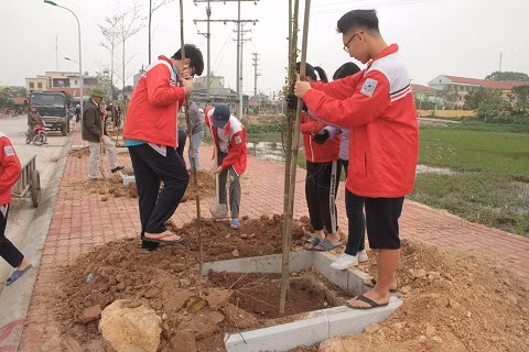 Các em học sinh hăng hái tham gia trồng cây phủ xanh Đảo Ngọc