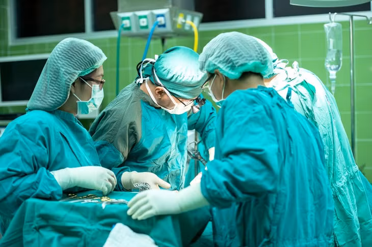 Phía sau vinh quang nghề Y là nhiều gian nan chưa được thổ lộ: những ca mổ hàng giờ, lịch trực đêm hay áp lực tinh thần căng thẳng.